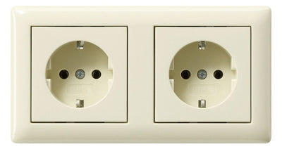 GIRA 479301 SCHUKO-Steckdose 2f verdr.+ Rahmen Standard 55 Cremeweiß glänzend